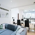Elegant Interior Room In Sevilla Centre