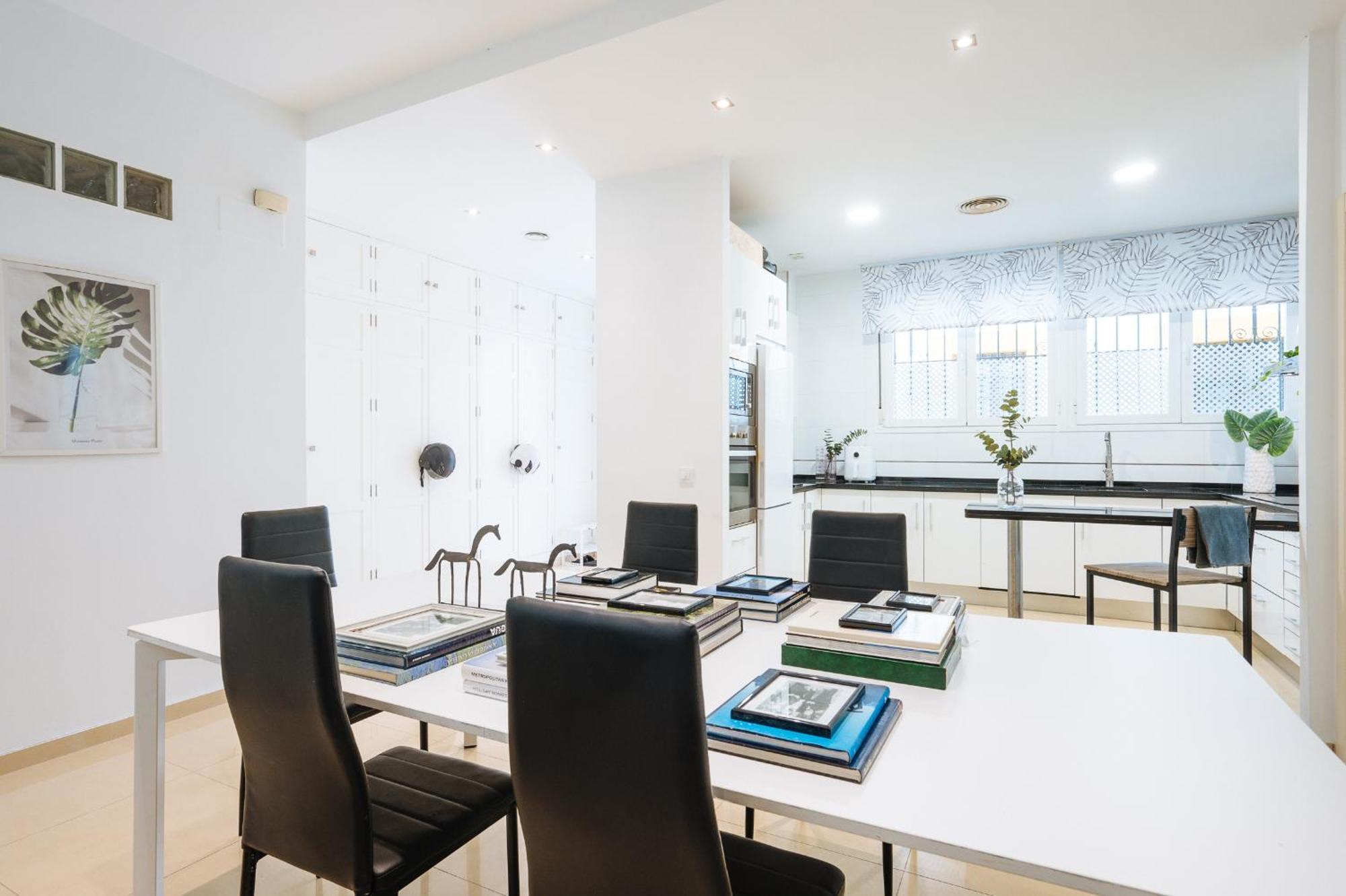 Elegant Interior In Centre *